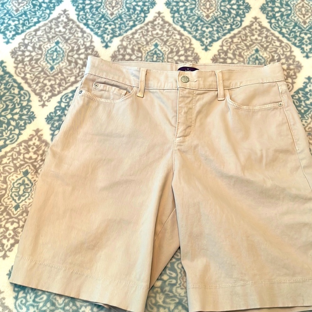 Kacky shorts like new size 4